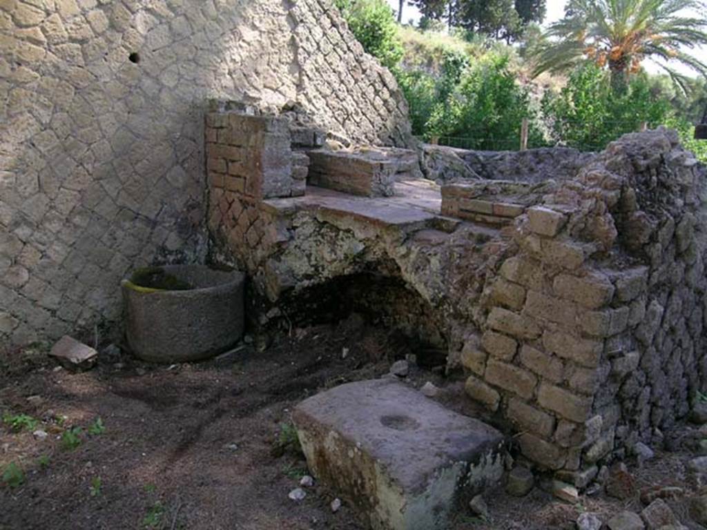 Ins. Or. II, 1ª, Herculaneum. June 2005. Room A. Oven with collapsed vault in north-east corner of bakery.
Photo courtesy of Nicolas Monteix.